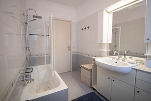 Departamento básico | Baño | Amenidades de baño gratuitas, bidet, toallas, papel de baño 