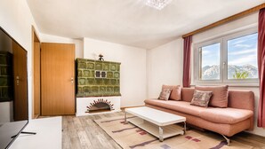 Una sala de estar moderna con sofá, mesa de centro y chimenea.