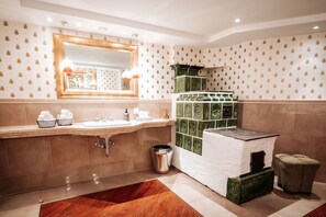 Une salle de bain équipée d’un lavabo, d’un miroir et d’un porte-serviettes.