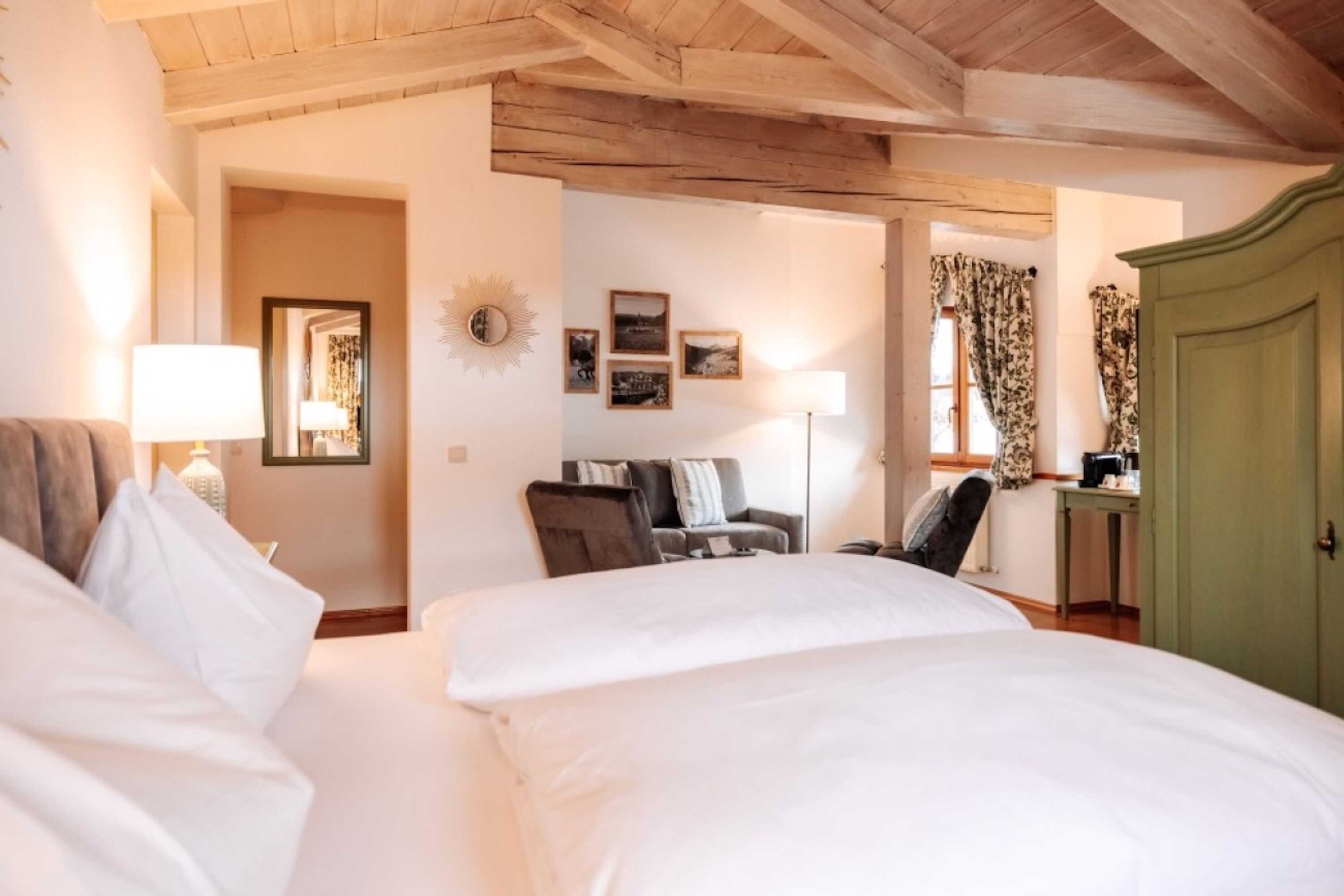 Habitación doble | Ropa de cama de alta calidad, caja fuerte, decoración individual