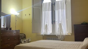1 Schlafzimmer, Zimmersafe, Schreibtisch, Bügeleisen/Bügelbrett