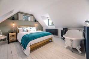 1 bedroom, laptop workspace, iron/ironing board, bed sheets - Little Honey Pot, Benhall (Saxmundham)