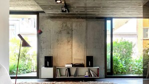 Un dormitorio moderno con una cama grande, un televisor de pantalla plana y una estantería.