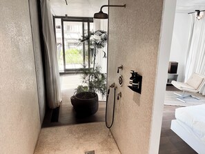 Estudio, 1 cama de matrimonio grande (R3) | Baño | Ducha y toallas