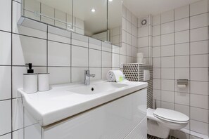 Douche, sĂšche-cheveux, serviettes fournies