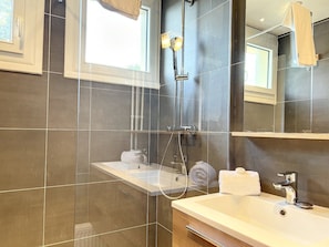 Douche, serviettes fournies, savon, shampoing