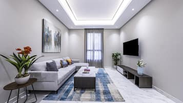 Apartemen, 2 kamar tidur | Area keluarga | Televisi LCD 65-inci dengan saluran TV digital