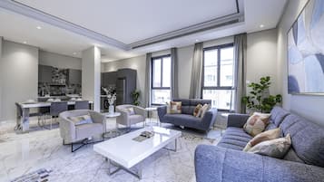 Appartement Signature, 2 chambres | Coin séjour | Télévision LCD de 65 pouces avec chaînes numériques