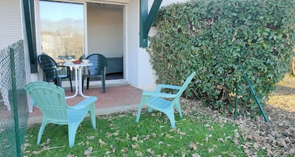 Ground floor studio with small garden in the center of Cambo les bains.