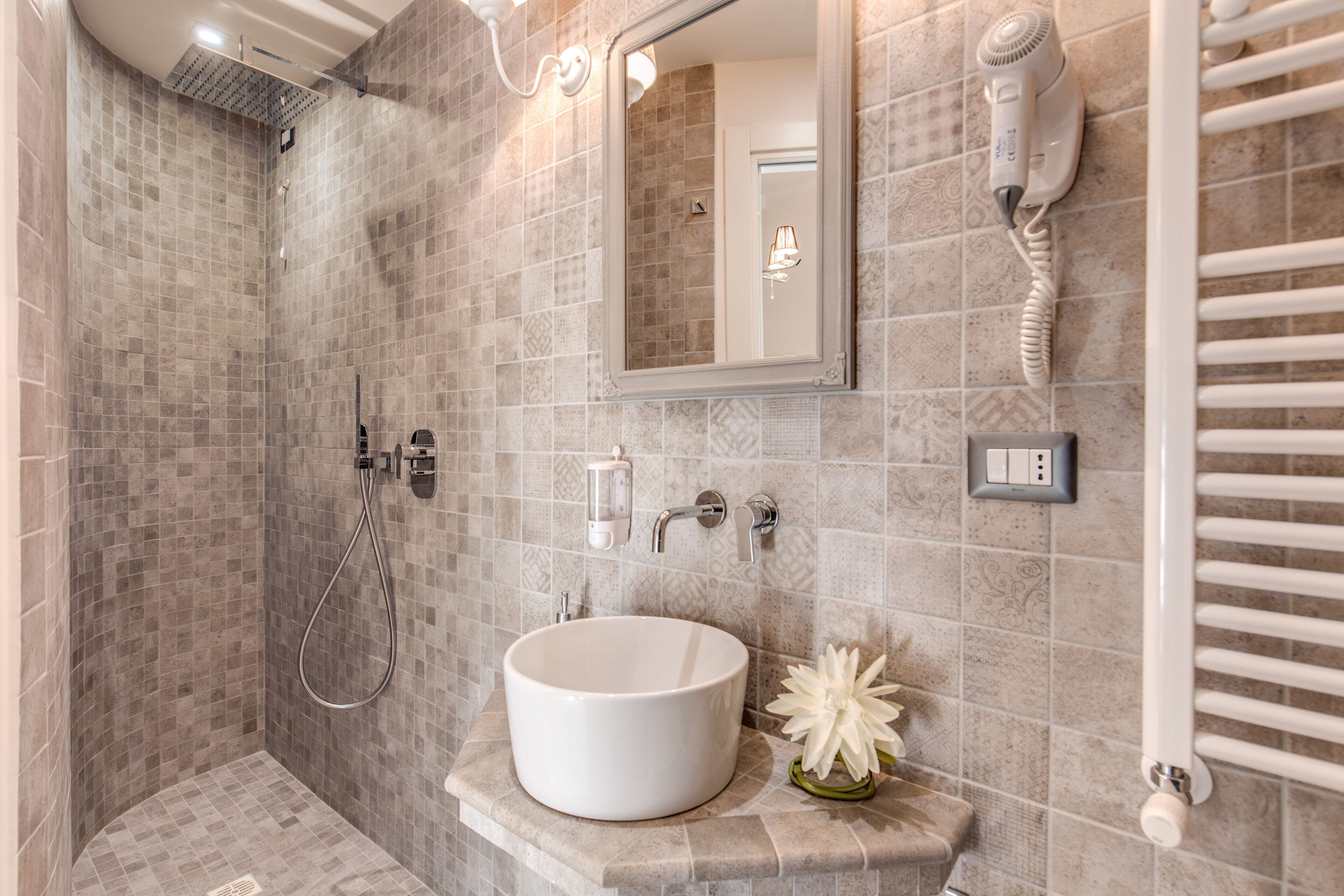 Shower, hair dryer, bidet, towels
