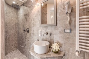 Douche, séchoir à cheveux, bidet, serviettes fournies