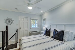 1 slaapkamer, een bureau, een strijkplank/strijkijzer, wifi