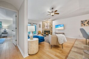 Smart TV, fireplace, books, offices