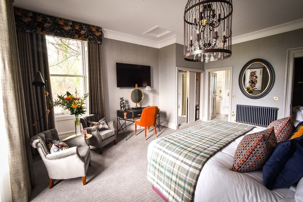 Desk, laptop workspace, soundproofing, free WiFi