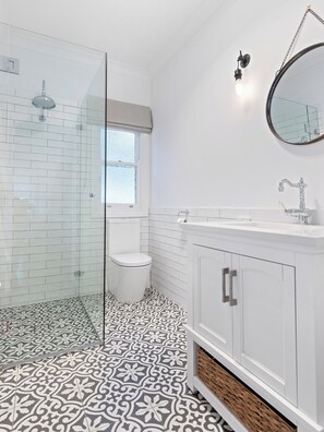 淋浴设施、吹风机、毛巾、肥皂