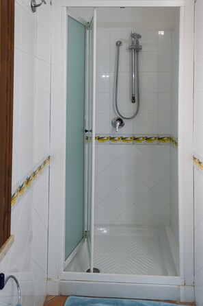 Doccia, asciugacapelli, bidet, asciugamani