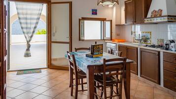 Coffee/tea maker, fridge, microwave, stovetop