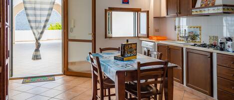 Kjøleskap, mikrobølgeovn, kokeplater og kaffetrakter/tekoker