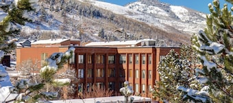 Lux Condo with Top Amenities in Main Street, Hot tub & Recreations!