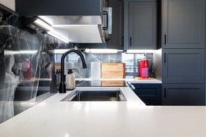 Refrigerador, microondas, horno y parrilla de estufa 