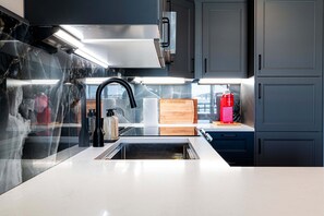 Kühlschrank, Mikrowelle, Ofen, Herdplatte