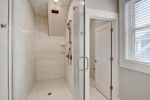 Badewanne, Regendusche, Handtücher, Toilettenpapier