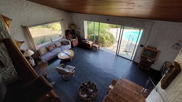 Télévision, table de tennis de table, chaîne hi-fi, imprimantes