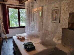 4 bedrooms, desk, iron/ironing board, free WiFi
