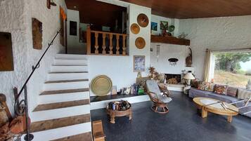 Télévision, table de tennis de table, chaîne hi-fi, imprimantes