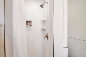 Combined shower/bathtub, hair dryer, towels - West Beach Villas 1 & 2 -  two villa rental (entire property) - 2 blocks to beach! (Santa Barbara)