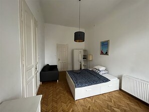 3 bedrooms, Internet, bed sheets - 3 BDRM T/Floor Central Apartment With Balcony 5 Min From CIty Park! (Budapest)