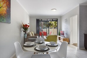 公寓 (2 Bedrooms) | 起居區 | 42-吋LED 液晶電視、衛星頻道、電視