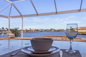 Outdoor spa tub - Amazing sunsets, Fishing from the dock, Large lanai & Pool -  Villa Boa Vista - Roelens Vacations (Cape Coral)