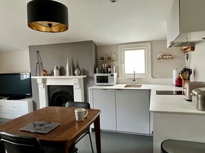 Kühlschrank, Mikrowelle, Ofen, Herdplatte