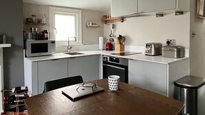 Kjøleskap, mikrobølgeovn, ovn og kokeplater