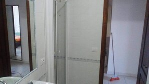 Dusche, Haartrockner, Bidet, Handtücher