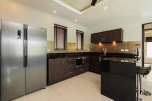 Kühlschrank, Mikrowelle, Ofen, Geschirrspüler