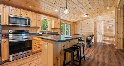 Abazi Lodge - New log cabin right off Quimby Pond Road!