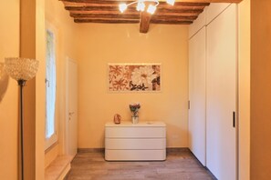 Apartamento superior | Área de estar | TV de tela plana 30 polegadas com canais digitais, TV