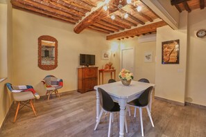 Apartamento superior | Zona de estar | Televisión de pantalla plana de 30 pulgadas con canales digitales