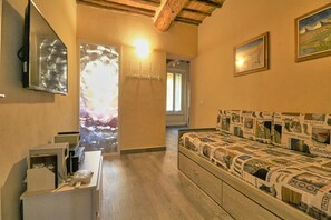 Superior-Apartment | Wohnbereich | 30-Zoll-Flachbildfernseher mit Digitalempfang, Fernseher