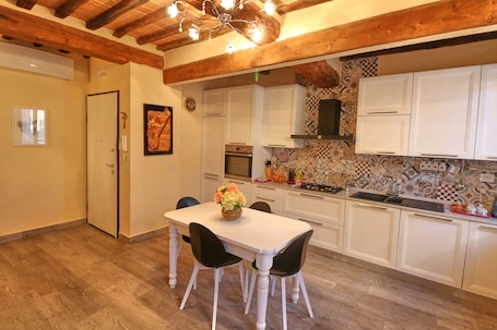 Refrigerador con freezer, microondas, horno, placa de cocina