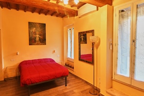 1 habitación, caja de seguridad en la habitación y escritorio 
