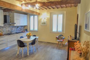 Apartamento superior | Cocina privada | Frigorífico grande, microondas, horno y placa de cocina