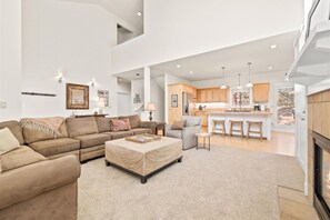 TV connectée, cheminée, livres, écrans d'ordinateur