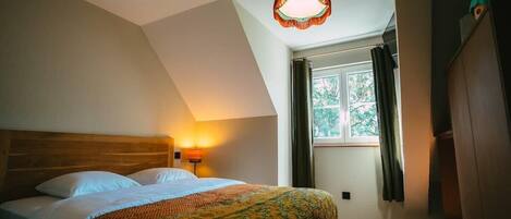 1 bedroom, travel cot, WiFi, bed sheets