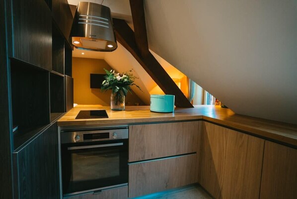 Fridge, oven, stovetop, dishwasher