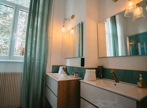 Een haardroger, handdoeken