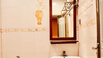 Habitación estándar doble, vistas al jardín | Baño | Ducha y cabezal de ducha tipo lluvia