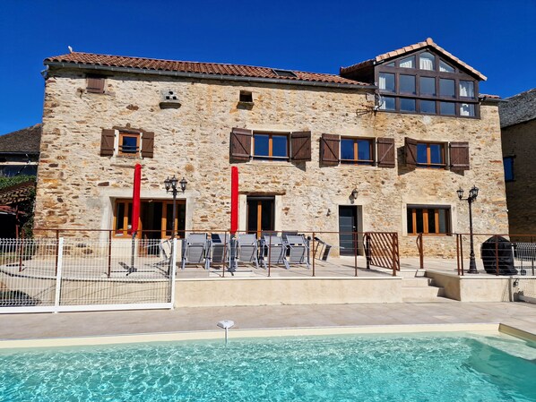 Utendørsbasseng og et oppvarmet basseng